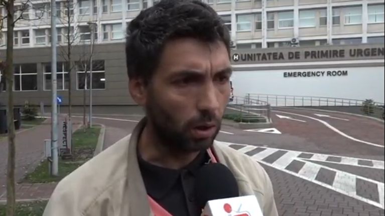 O fetiță grav rănită la școală a fost abandonată de profesori acasă, în absența părinților