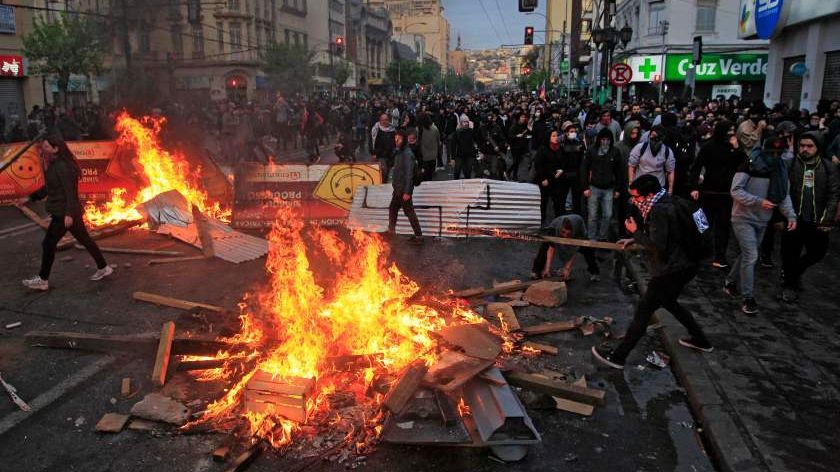 Stare de război în Chile. Inegalitățile sociale au aruncat țara în aer