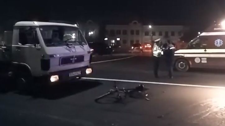 Tragedie, în centrul Năsăudului: 3 copii care mergeau pe o singură bicicletă,spulberați de un camion