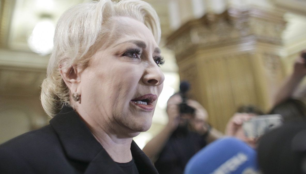 Dăncilă, la sosirea în Parlament: "Nimeni nu-i va ierta dacă vor trăda azi"