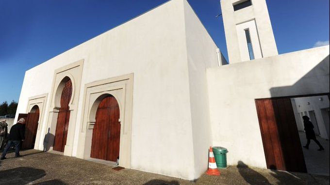 Atac armat la o moschee din Franța, comis de un bătrân de 80 de ani