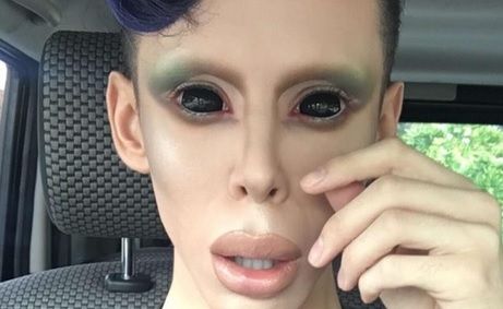 A cheltuit o avere pentru a deveni un extraterestru fără sex: "Nu vreau să mai am nimic jos!"