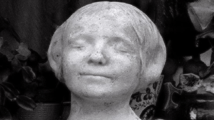 Cum a ajuns o fată moartă din Paris să aibă cele mai sărutate buze din istorie