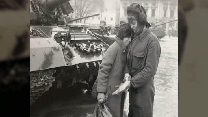 O fotografie de la Revoluție, găsită după 30 de ani. Știți cine sunt acești doi tineri frumoși?