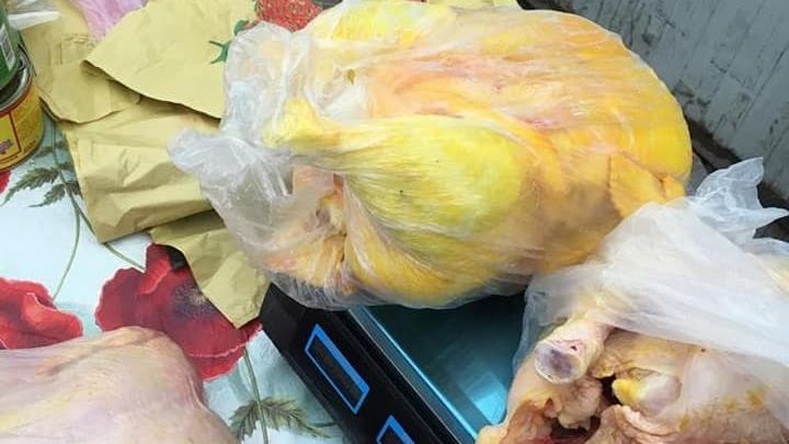 Atenție! O nouă metodă de înșelăciune: găina vopsită