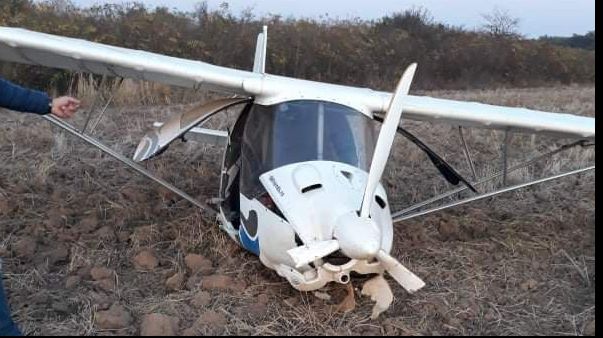 Un avion de mici dimensiuni s-a prăbușit în apropiere de A1. Ce s-a întâmplat cu pilotul
