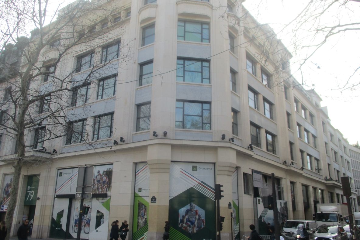 Preț record pentru o clădire de pe celebrul bulevard Champs Elysees