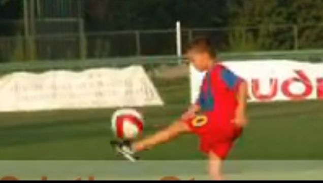 Îl recunoașteți pe puștiul din imagine? Avea 8 ani, acum este un superfotbalist. Imagini filmate în 2007, în Ghencea
