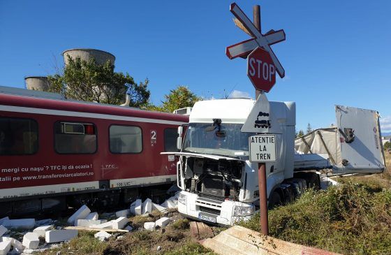 Incident feroviar, în jud. Dâmbovița: un tren a deraiat, după ce a lovit un TIR