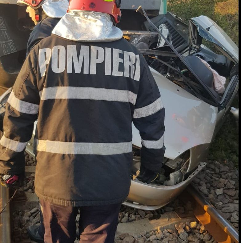 Mașină spulberată de tren în Dâmbovița!  Două persoane au decedat
