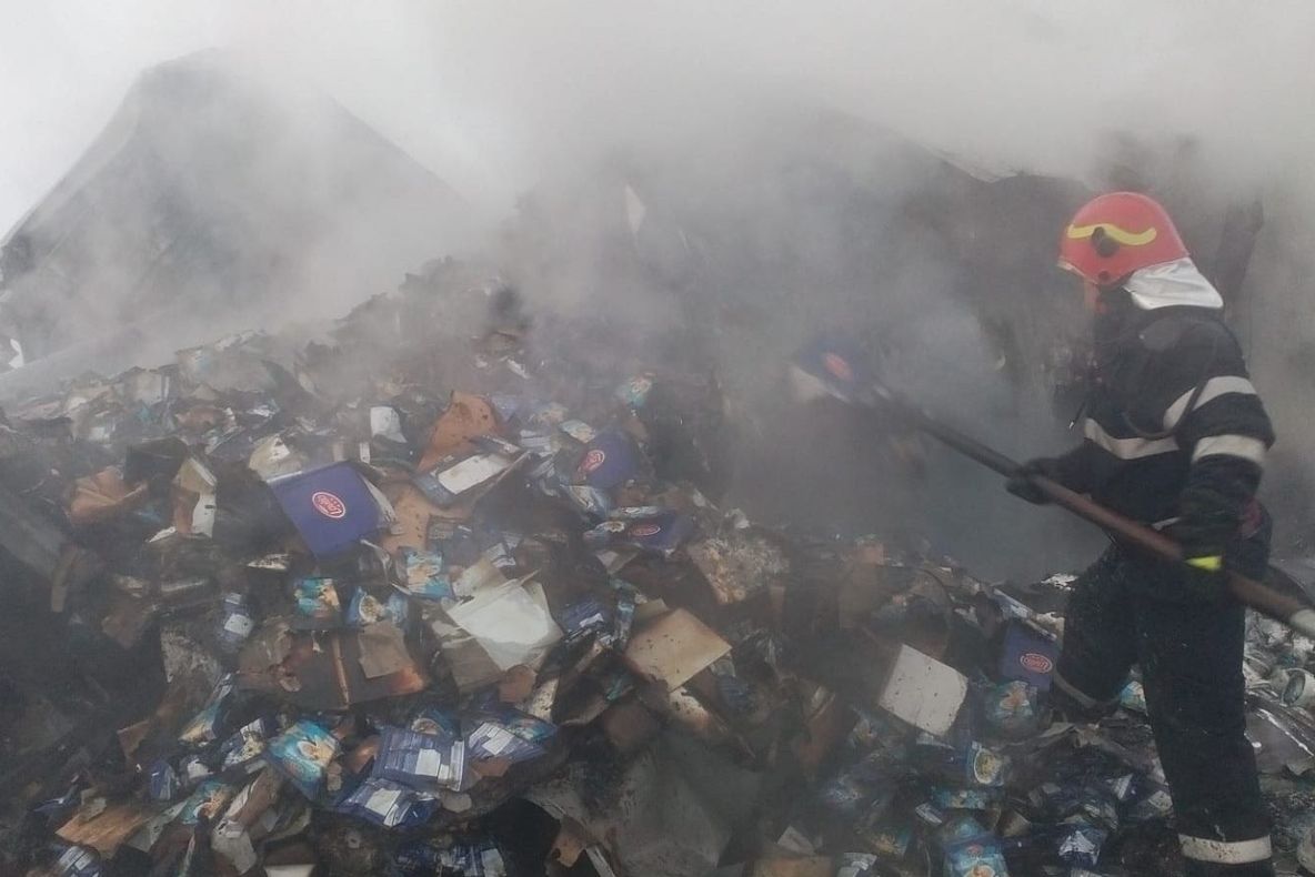 Un TIR a intrat într-un cap de pod pe DN1 și a luat foc. Șoferul a scăpat, dar pasagerul a murit