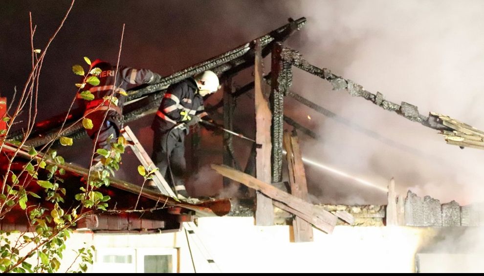 Tragedie, în Botoşani. Casă distrusă în incendiu, o victimă