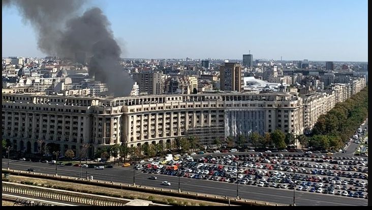 Incendiu masiv în București, în apropiere de Piața Constituției