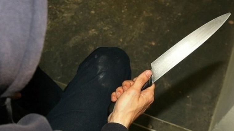 Un tânăr cu probleme psihice și-a înjunghiat părinții!