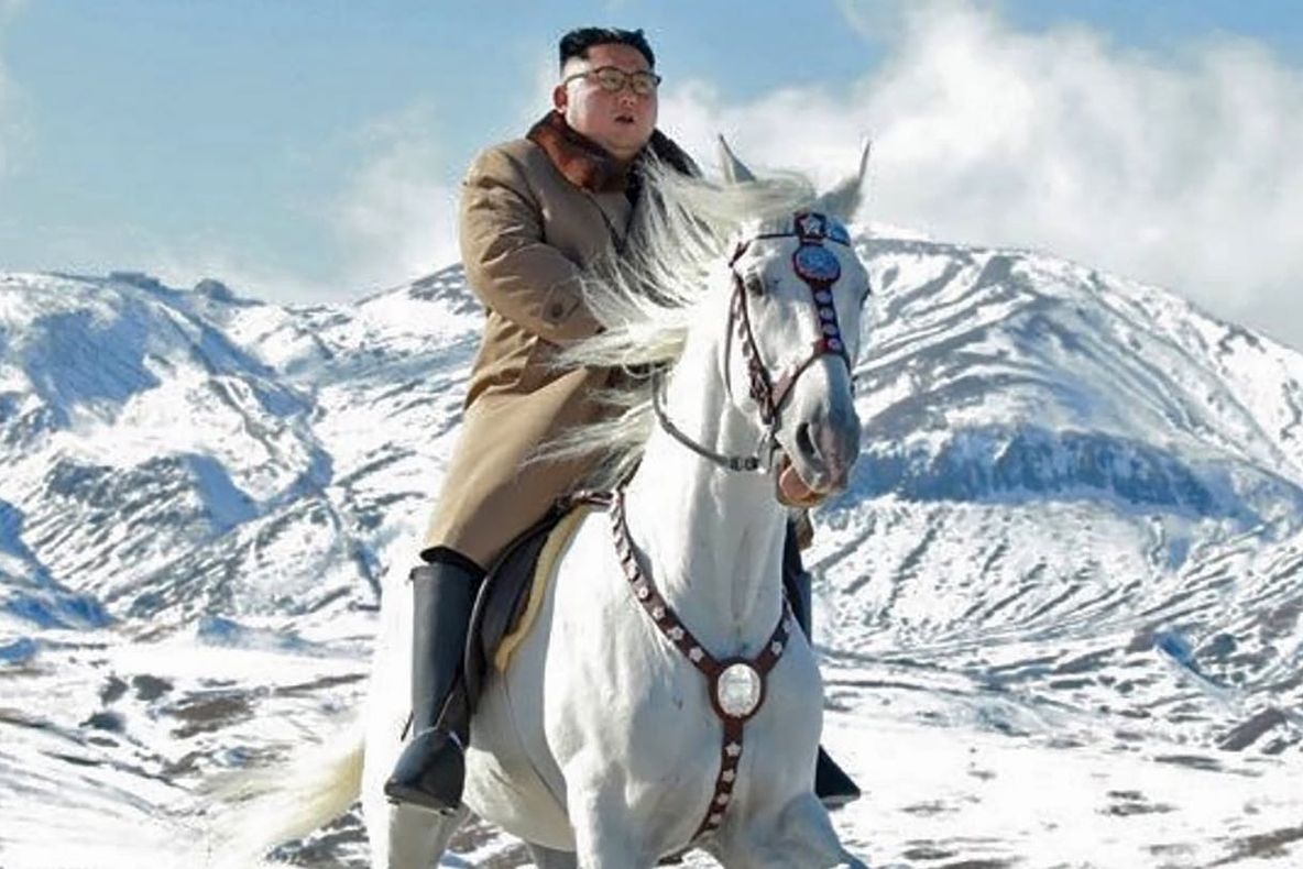 Pe un cal alb, pe muntele sacru, Kim Jong-un pregătește un mare anunț. Lumea își ține răsuflarea