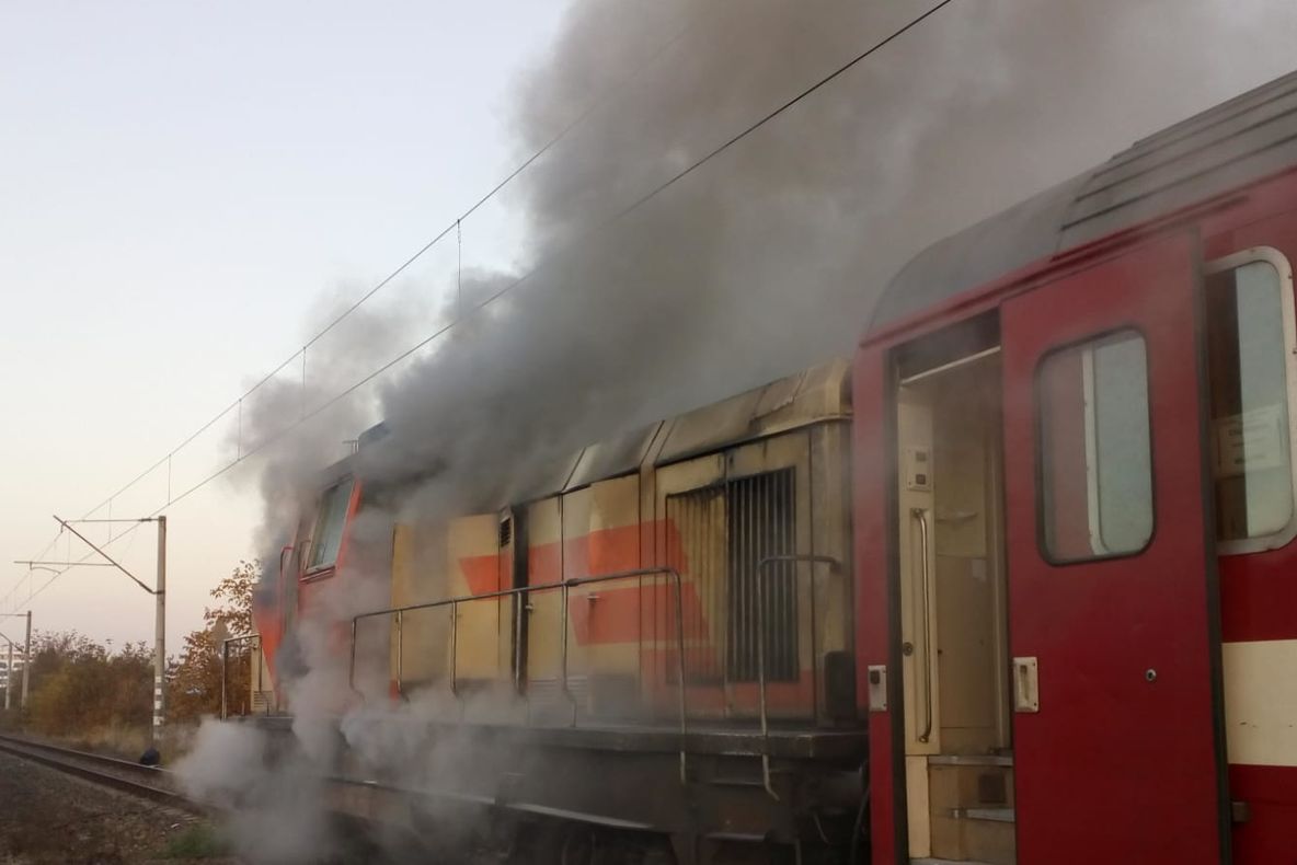 Alertă în Giurgiu. Locomotiva unui tren a luat foc