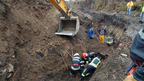 Incident grav, în Brașov: două persoane, prinse sub un mal de pământ. Una din victime a decedat