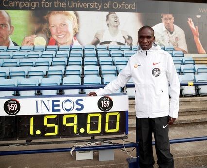 Kenyanul Eliud Kipchoge a devenit primul om care a alergat sub două ore maratonul 