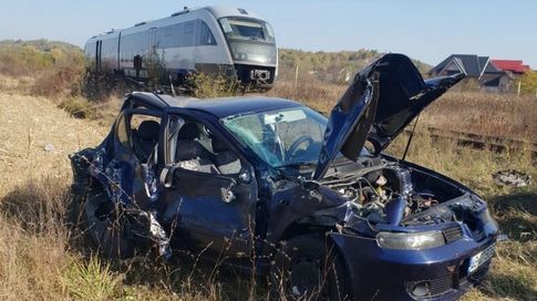Accident feroviar, în jud. Argeș: o mașină a fost spulberată de tren