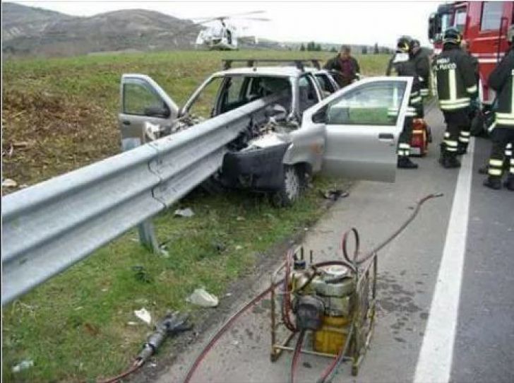 ”Jumătatea de sus a victimei, găsită în portbagaj cu mobilul în mână”. Adevărul despre o poză șoc