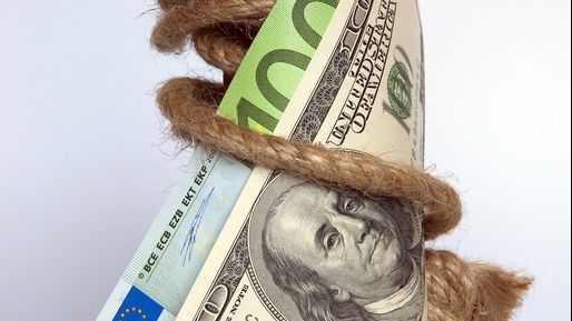 O angajată a sustras 42.000 de lei din conturile unei bănci. Ce au pățit clienții