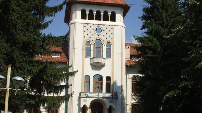 Patru elevi reţinuţi după ce s-au încăierat în faţa unui liceu