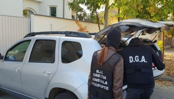 Medic tulcean ridicat cu mascaţii pentru luare de mită