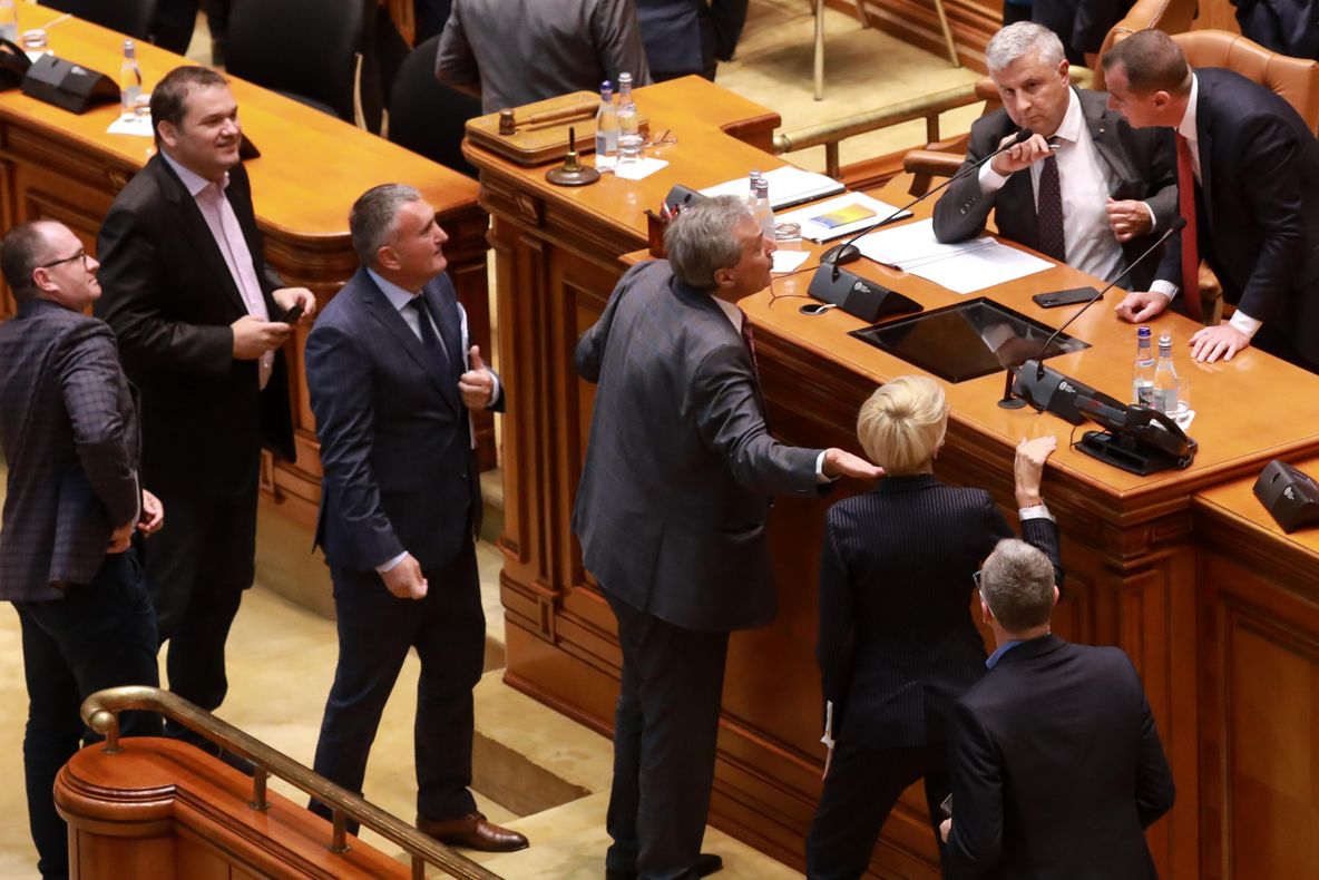 PSD și-a luat adio de la majoritatea parlamentară: Moțiunea de cenzură va fi citită miercuri