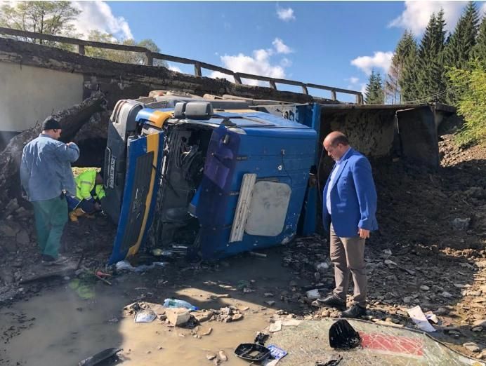 Imagini ireale. Se întâmplă în România! Un pod s-a surpat în timp ce era traversat de un camion