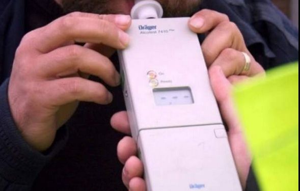 Ce să NU consumi niciodată înainte să te urci la volan, dacă vrei să îți păstrezi permisul. Experimentul halucinant făcut chiar de un polițist - VIDEO