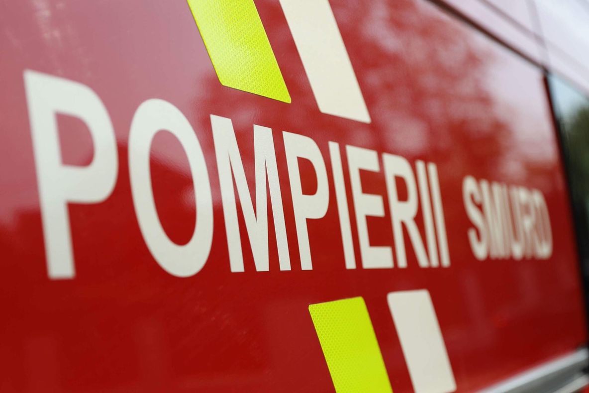 Incendiu într-un bloc din Capitală: două victime. Locatarii, evacuați