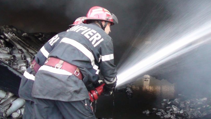 Incendiu violent, la o clădire de birouri, din Timișoara