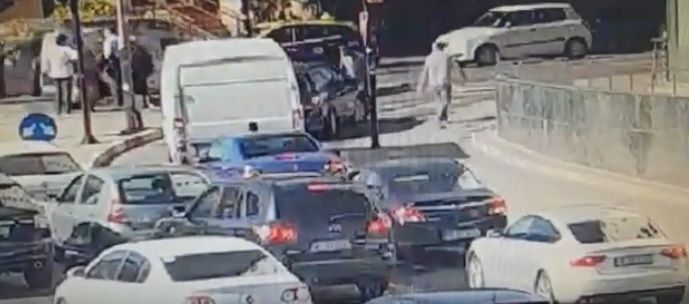 Momentul în care un preot din Pitești dă intenționat cu mașina peste un pieton(Video)