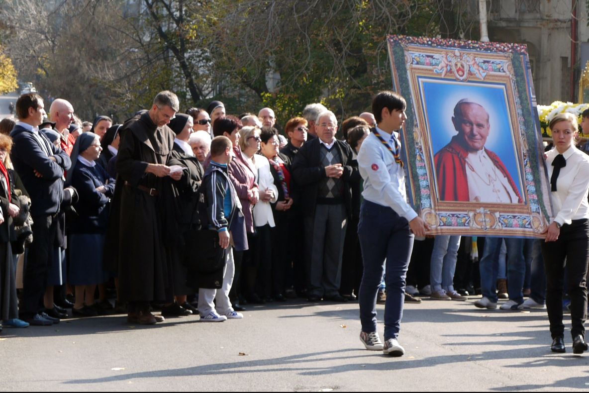 Relicva Papei Ioan Paul al II-lea, la București. Procesiune uriașă în weekend