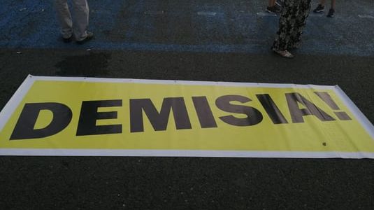 Protest în fața Parlamentului, în ziua moțiunii de cenzură: ”S-a terminat!”