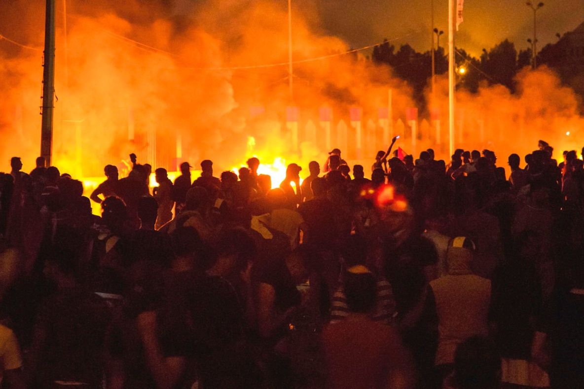 42 de morți și mii de răniți în protestele pentru o viață mai bună în Irak: ”Premierul e un vierme”