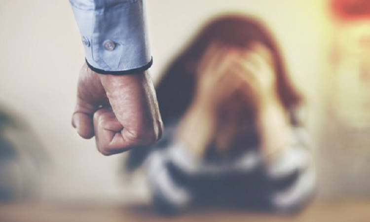 Dat în urmărire națională, un bărbat a fost prins pentru că s-a întors să-și bată SOȚIA