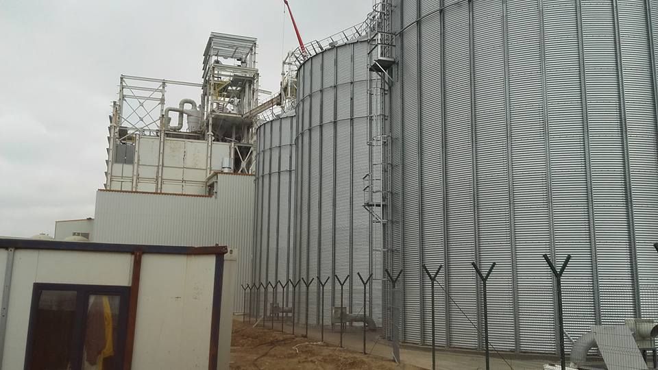 Accident de muncă la Arad. Un bărbat a ajuns în stare gravă la spital după ce a căzut într-un siloz de cereale