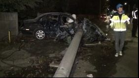 Autoturism încolăcit în jurul unui stâlp. Mașina a luat foc după impact
