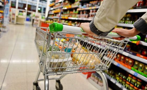 Un supermarket din România RETRAGE de la raft două PRODUSE PERICULOASE