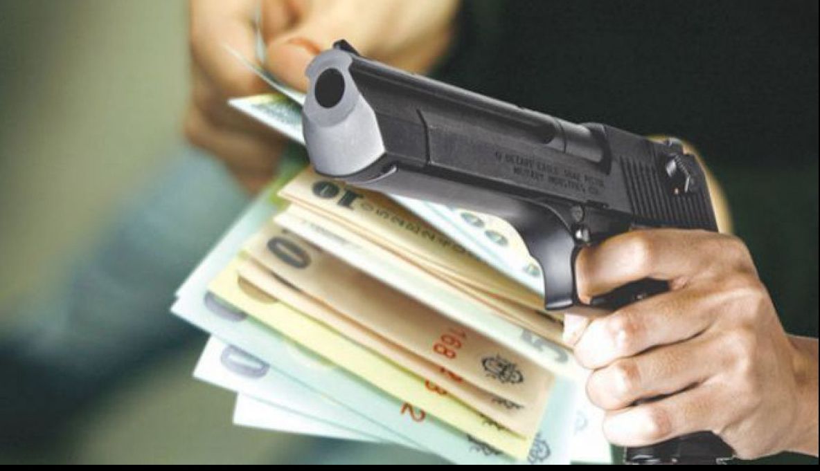 Indivizi mascați, înarmați, au intrat în casă peste un bărbat și l-au tâlhărit