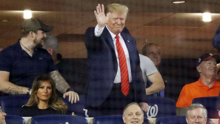 Donald Trump, huiduit de un stadion întreg la un meci de baseball: ”Închideţi-l!” -VIDEO