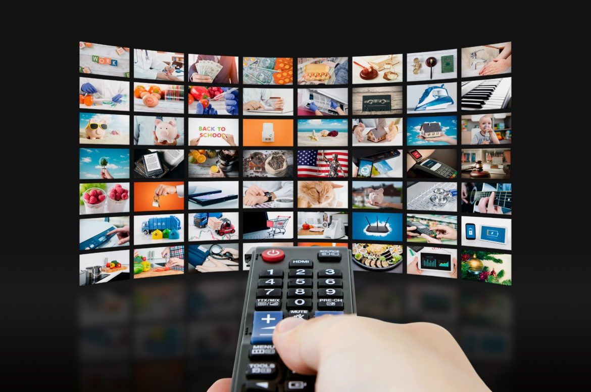 Cât timp își petrec românii în fața televizorului