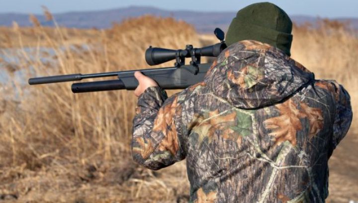 Tragedie la vânătoare! În stare gravă, după ce s-a împușcat din greșeală