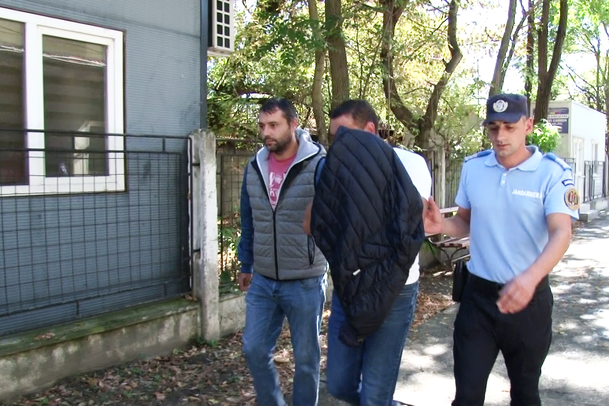 Soțul unei polițiste din Dâmbovița, capul unei rețele de hoți