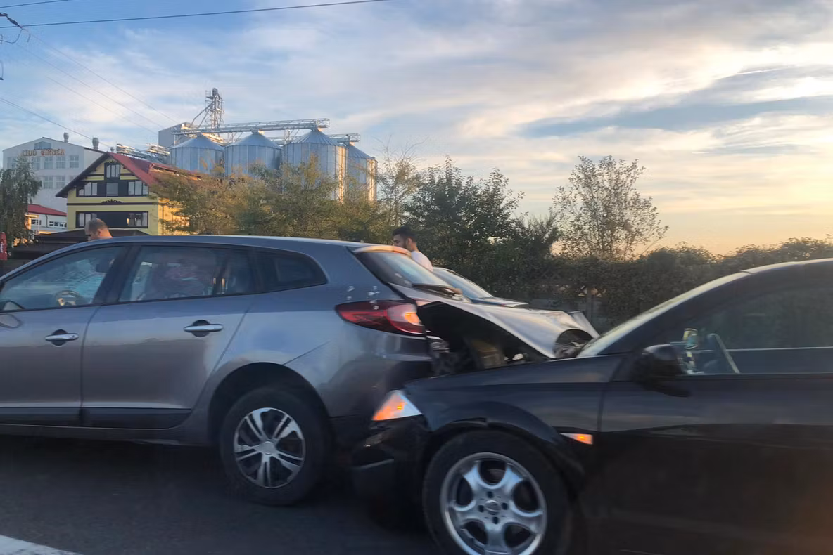 Accident în lanţ, pe DN1. 17 persoane implicate, 5 maşini făcute praf