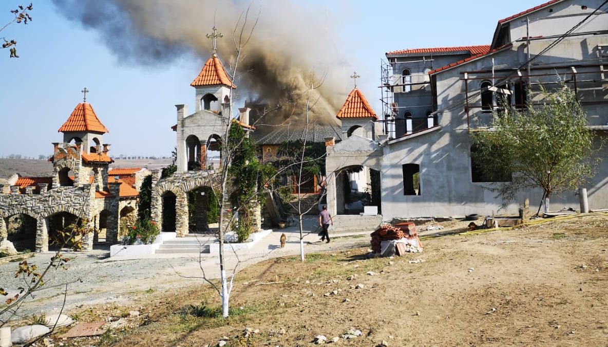 Incendiu violent la o mănăstire din jud. Constanța. Biserica, mistuită de flăcări