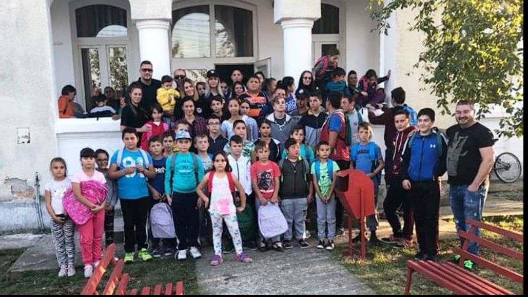 Bikerii din Olt au donat calculatoare, ghiozdane, dulciuri şi jucării, copiilor dintr-o comună