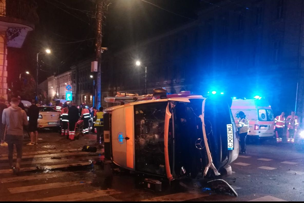 Accident grav în Cluj! O ambulanță a fost implicată