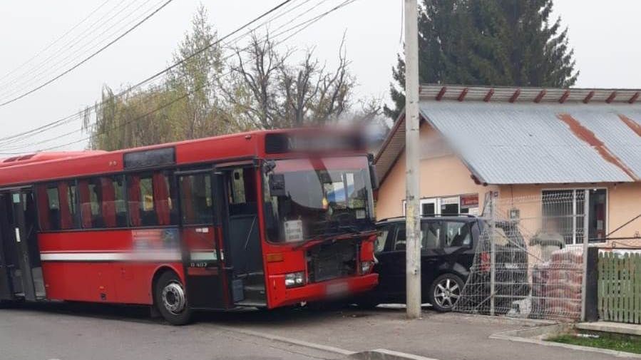 Un autobuz cu 14 călători, implicat într-un accident rutier